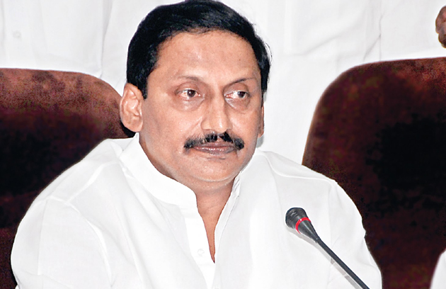 ఆ మాజీ సీఎంను అడ్డుకుంటున్నది ఎవరు?