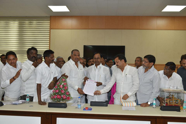 భోజనం చేసి.. 6.30 గంటలు వారితోనే కేసీఆర్