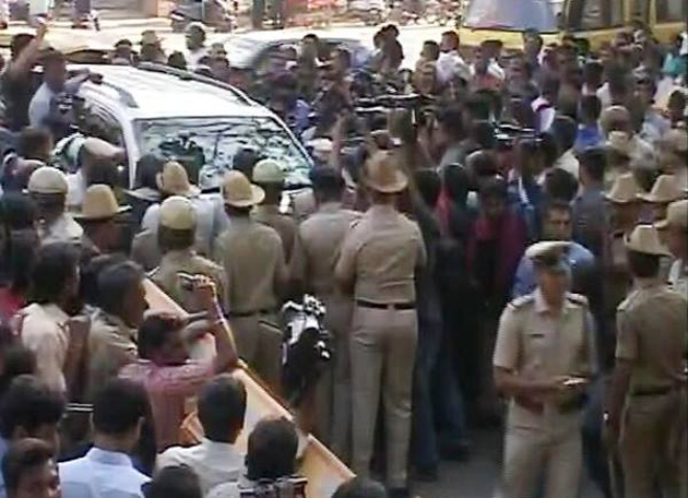 జైలు దగ్గర చిన్నమ్మ బ్యాచ్ కోపం కట్టలు తెగింది