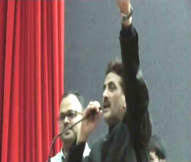 ఓ ముస్లిం అధికారి నోటి వెంట షాకింగ్ నినాదాలు