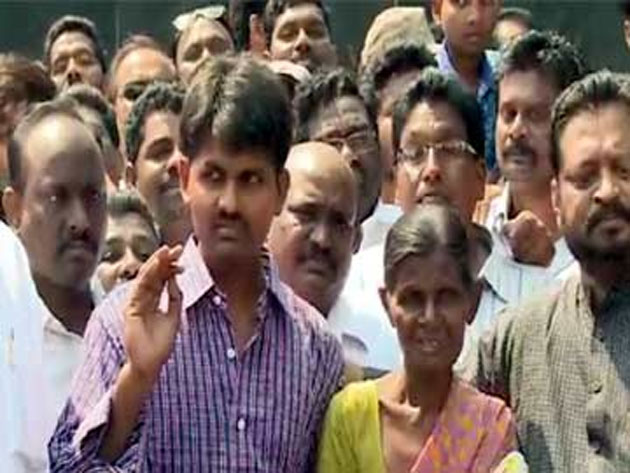 జైలు చెర నుంచి స‌త్యం బ‌య‌ట‌కు..