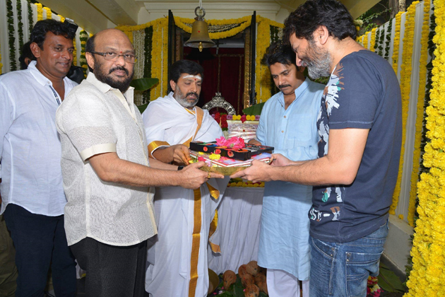 బాలీవుడ్ నుంచి పవన్ కు 11కోట్లు?