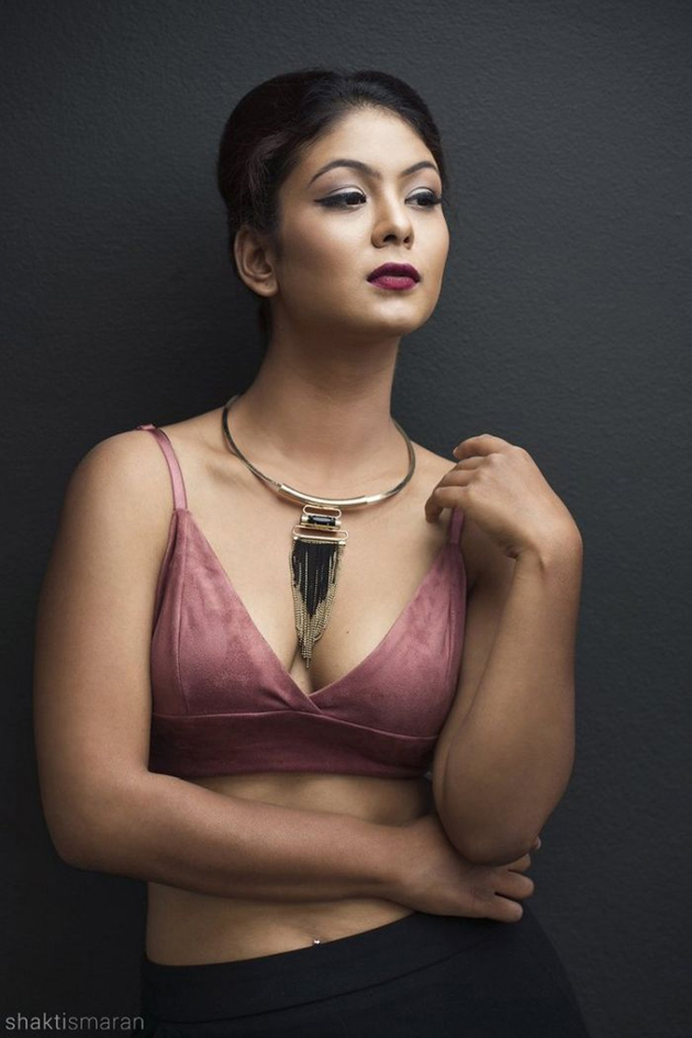 ఫోటో స్టోరి: ఆమీ తూమీ తేల్చుకుంటోంది