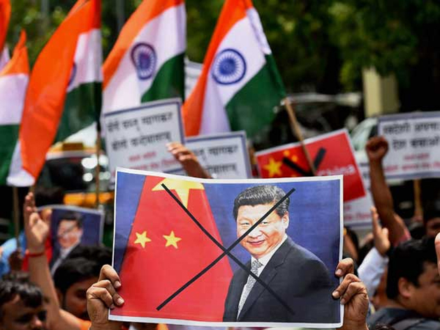 సైన్యానికి మ‌ద్ద‌తుగా చైనా ఫోన్ స్టోర్ల పై దాడి!