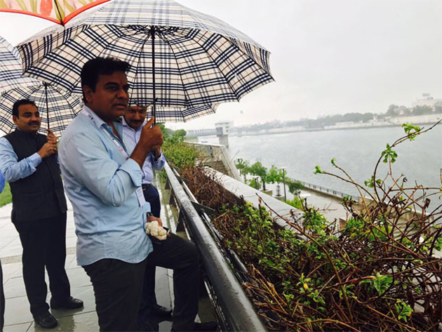 మోడీ ఇలాకాలో కేటీఆర్ సంద‌డి