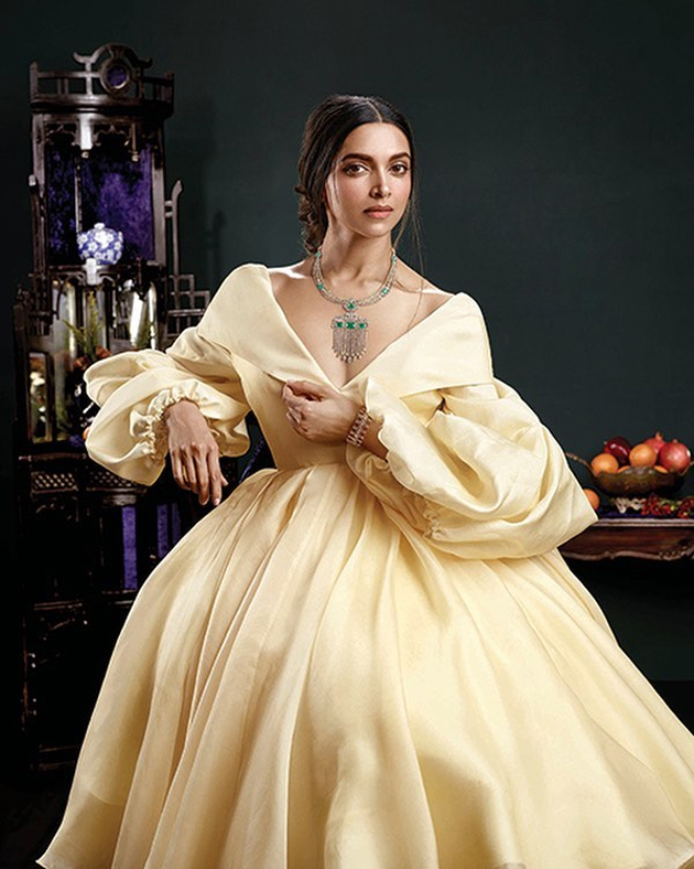 Photo Story: Deepikas Royal Poise!