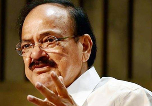 క‌వ‌ర్ చేయ‌టానికి కిందామీడా ప‌డుతున్న వెంక‌య్య‌