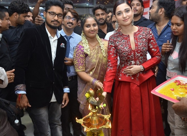 This top actress gets busy with events!