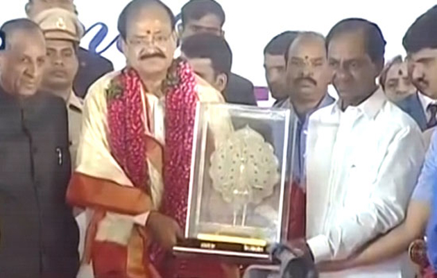 కేసీఆర్ మాట‌ల‌కు ఫిదా అయిపోయిన వెంక‌య్య‌