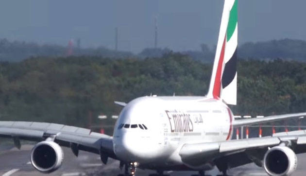 Viral: Scary Landing of Worlds Largest Plane!