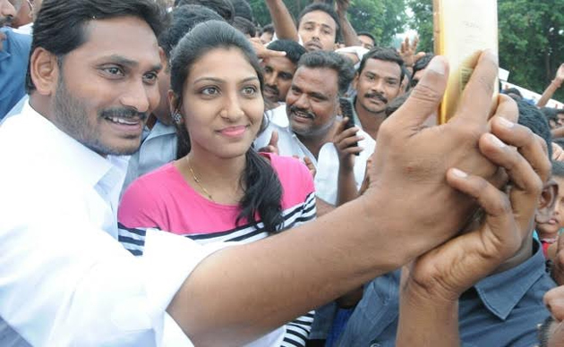 Craze for Selfies with Jagan among Youth