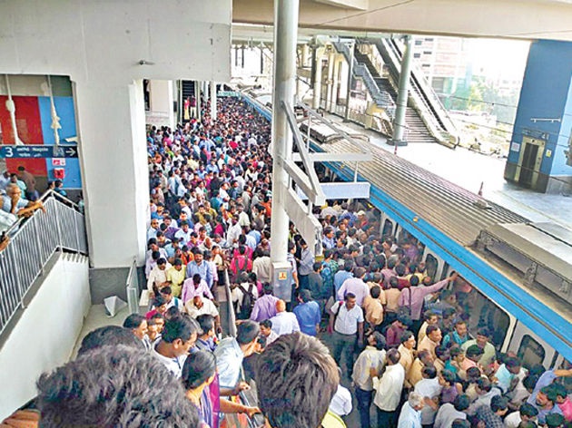 Pic Of The Day: Heavy Rush at Metro Stations! Pic Of The Day: Heavy Rush at Metro Stations!