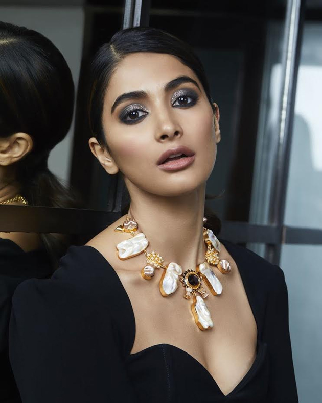 Photo Story: PHs Dangerously Wider Neckline!