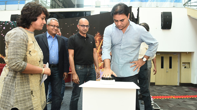 మైక్రోసాఫ్ట్ ఆఫీసులో కేటీఆర్ ఏం చేశారు?