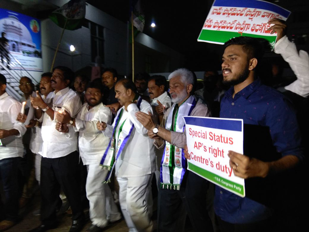 దిల్లీలో వైసీపీ కొవ్వొత్తుల ర్యాలీ