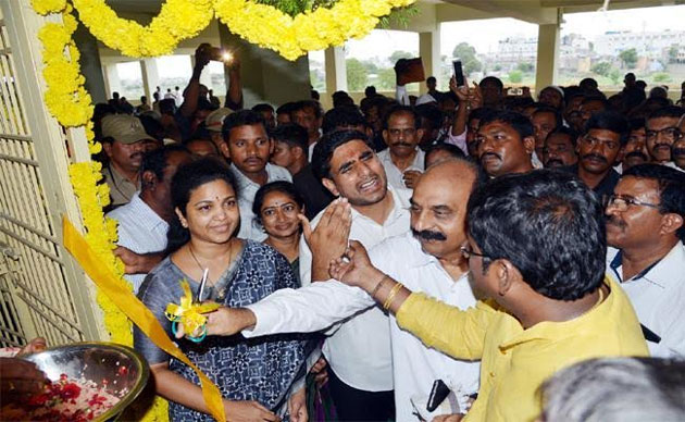 పార్టీ నేత‌ల‌కు లోకేష్..ఆయ‌న‌కు విద్యార్థి సంఘాల షాక్‌