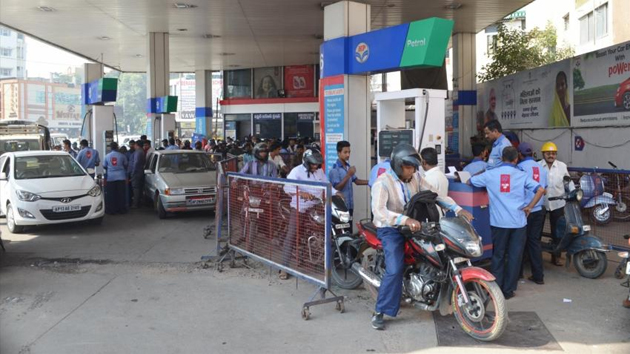 హైద‌రాబాద్ పెట్రోల్ బంకుల్లో హెల్మెట్ రూల్