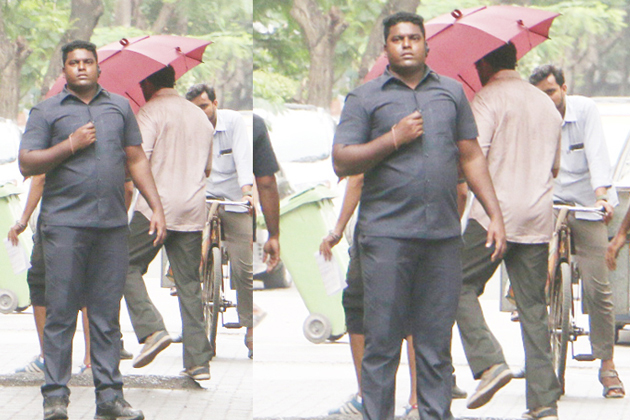 గొడుగుని అడ్డం పెట్టుకున్న హృతిక్..ఎందుకు?