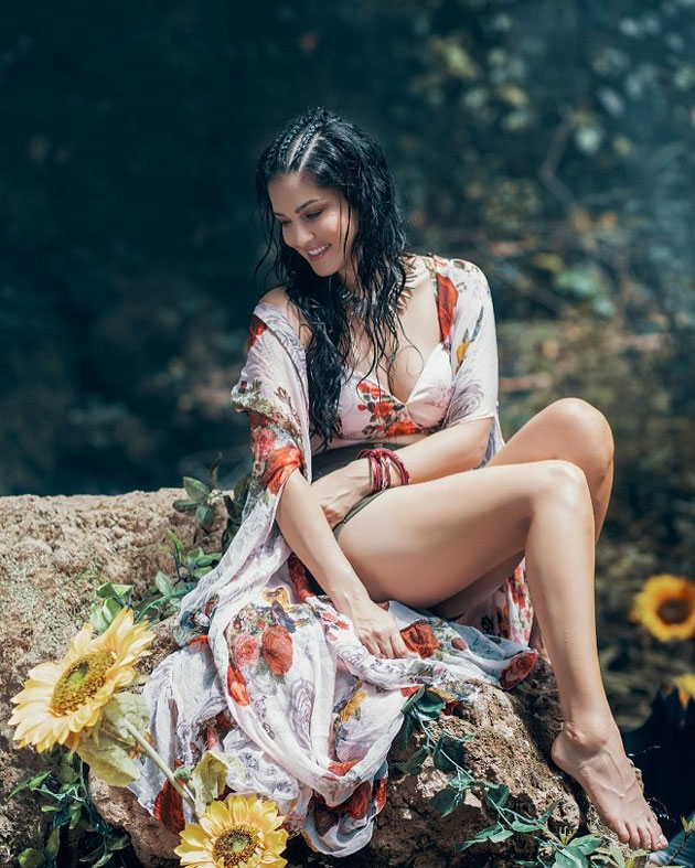 Sunnys Hot & Wet Outfit Tempts Fans