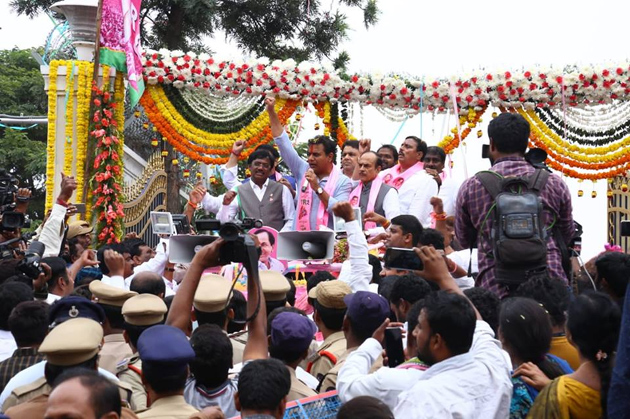 పీఠంపై కేటీఆర్‌...ఇదే తొలి ప్ర‌క‌ట‌న‌