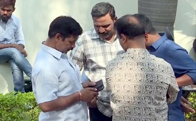 మీడియా.. నిఘా వ‌ర్గాల‌తో లోట‌స్ పాండ్ కిట‌కిట‌