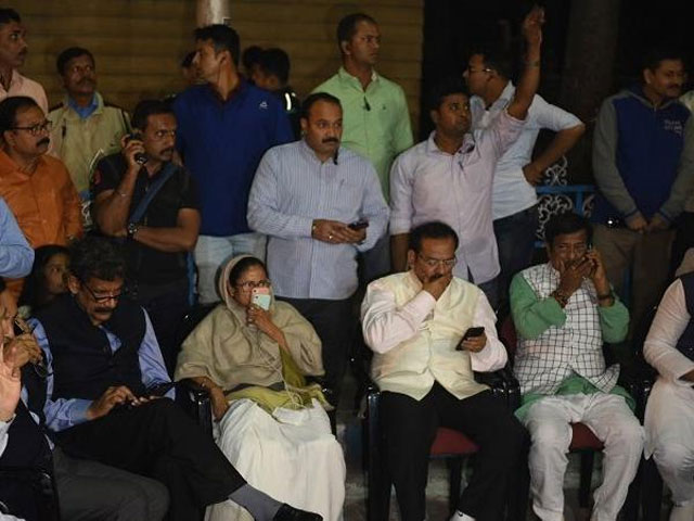 దీదీ దీక్ష‌!... ఖాకీల మెడ‌కు చుట్టుకుందా?