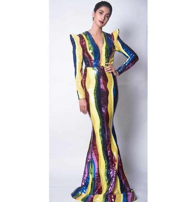 Did Pooja Hegde Tumble Upon On Painting?