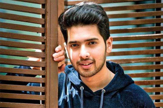 ప్రముఖ సింగర్‌ పేరుతో లక్షల మోసం