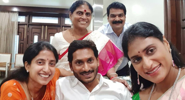 ష‌ర్మిల సెల్ఫీతో ఒక ఫ్రేమ్ లో జ‌గ‌న్ ఫ్యామిలీ!