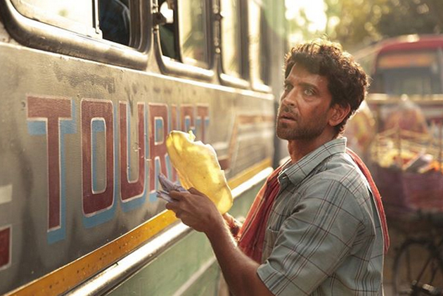 రోడ్డు మీద అప్ప‌డాలు అమ్మిన సూప‌ర్ హీరో!