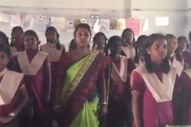 అంద‌రి దృష్టిని ఆక‌ర్షిస్తున్న త‌మిళ టీచ‌ర్ ప్ర‌యోగం