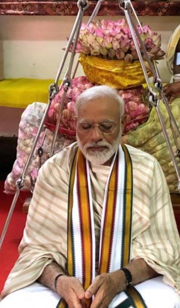 కలువలతో కమలాగ్రజుడి తులాభారం