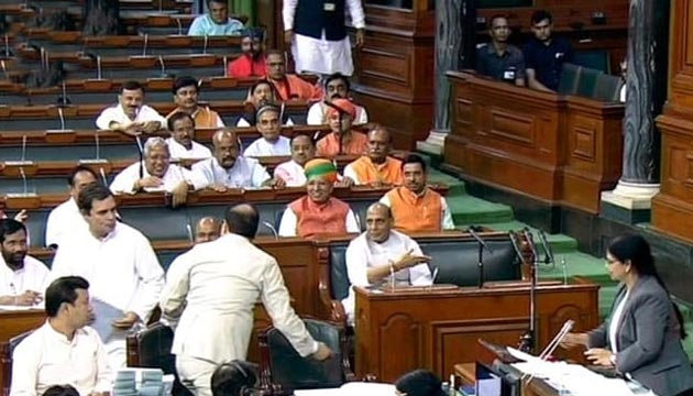 ప్రమాణ స్వీకారంలోనూ పరధ్యానమా రాహుల్!