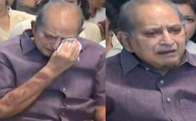 సూపర్ స్టార్ కష్టం మాటల్లో చెప్పలేం