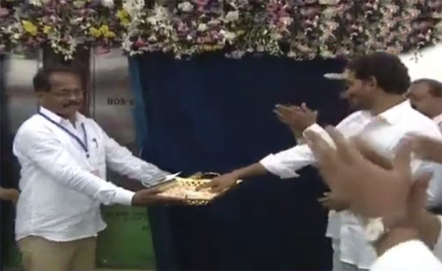 జ‌గ‌న్ చేత స్విచ్ నొక్కించారు.. ఫ‌డ్న‌వీస్ చేత టెంకాయ కొట్టించారు