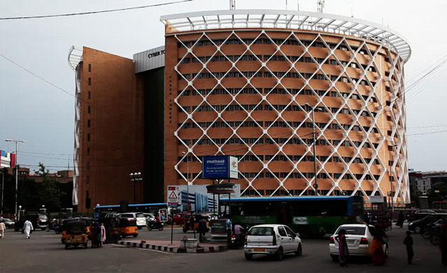 ఫ్యామిలీతో హైదరాబాద్ లో ఇక బతకలేం..