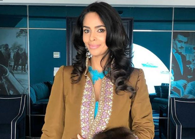 నా నడుముపై కోడిగుడ్లు పెట్టి అసభ్యంగా ప్రవర్తించాడు