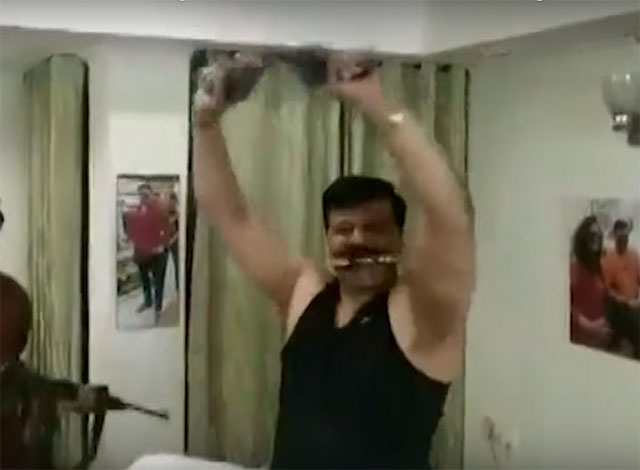 గన్ నోట్లో పెట్టుకొని బీజేపీ ఎమ్మెల్యే చిందులు