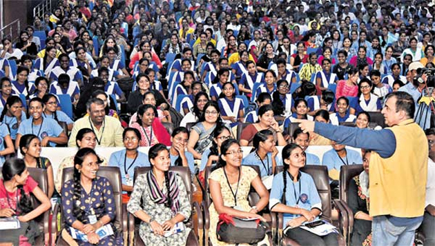 సోష‌ల్ మీడియా కిటుకులు చెప్పిన ర‌క్షిత్ టాండ‌న్