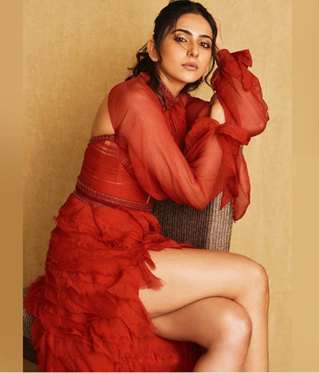 ఫోటో స్టోరి: రెడ్ లో ర‌ఫ్ఫాడించిన ర‌కుల్