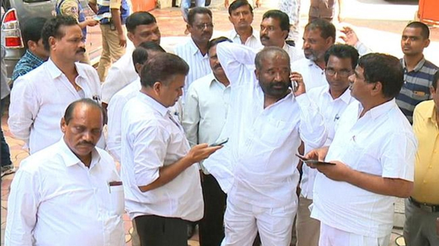 ఆర్టీసీ నేతలకు జలక్.. నలుగురికే అనుమతి