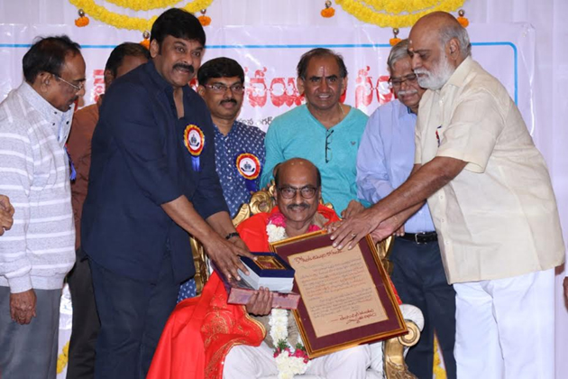 చిరు గిఫ్ట్: టాప్ 3 రైటర్స్ కి జీవనసాఫల్యం చిరు గిఫ్ట్: టాప్ 3 రైటర్స్ కి జీవనసాఫల్యం