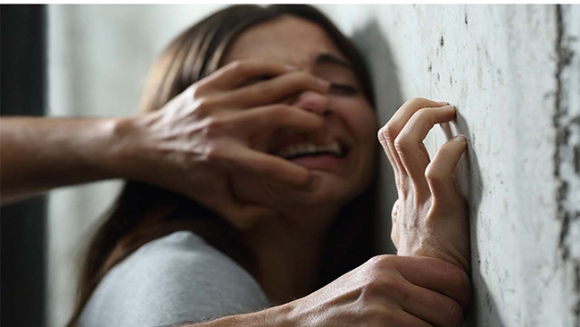 కిరాణా షాపుకు వెళ్లిన అమ్మాయి.. పొదల మాటుకు వెళ్లిందెందుకు?