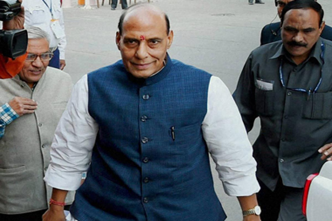MPs fight in front of Rajnath Singh