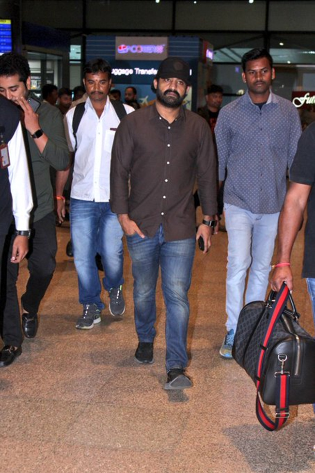 Taraks funny banter with a photographer at the airport!