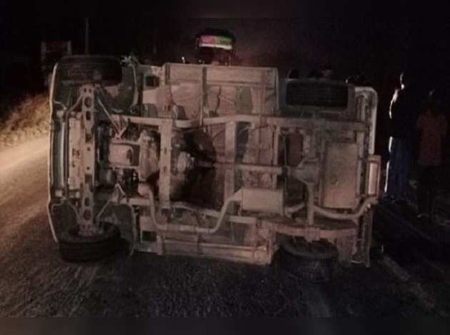 వైసీపీ ఎమ్మెల్యే కి తప్పిన ప్రమాదం .. కాన్వాయ్‌ లోని వాహనం బోల్తా !