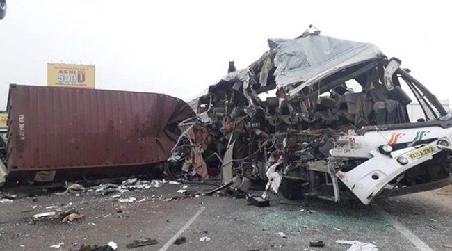 ఘోర రోడ్డు ప్రమాదం .. 20 మంది దుర్మరణం !