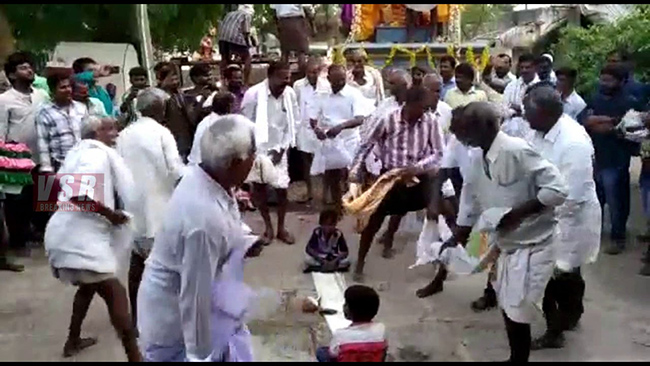 భక్తి పాటలకు మాజీ మంత్రి చిందులు..