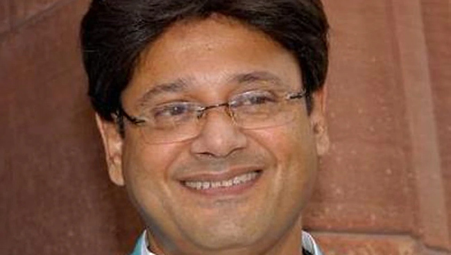 ఎయిర్ పోర్టు లో కుప్పకూలిన బెంగాలీ సూపర్ స్టార్