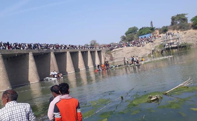 రాజస్థాన్ లో నదిలో పడ్డ బస్సు... 24 మంది దుర్మరణం !